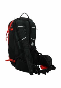 Zaino nero e rosso con spallacci imbottiti, texture a nido d'ape, dettagli riflettenti e fibbie regolabili. Presenta un design ergonomico per il comfort.