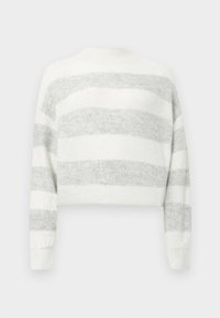 Pulover scurt alb cu dungi orizontale gri. Textură moale, mâneci lungi, decolteu rotund și manșete cu tiv.