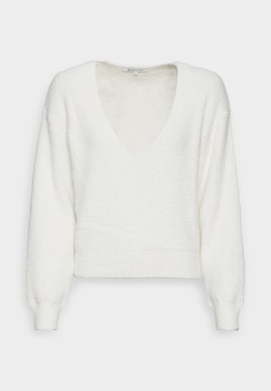 Pull blanc doux à manches longues avec un col en V profond et des poignets côtelés, présenté sur un fond clair.