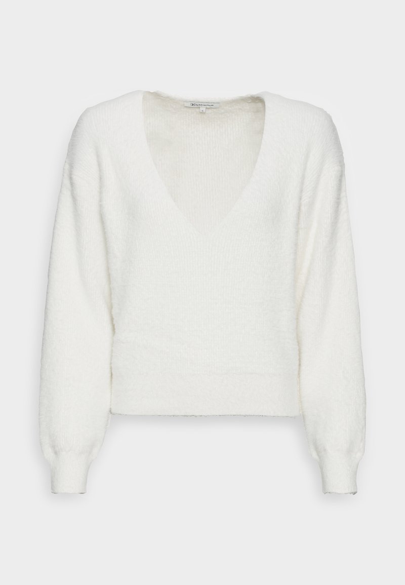 Pull blanc doux à manches longues avec un col en V profond et des poignets côtelés, présenté sur un fond clair.