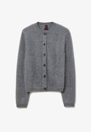 Cardigan en laine grise avec un col arrondi, sept boutons noirs sur le devant, et des poignets et un ourlet côtelés. Tissu doux et texturé.