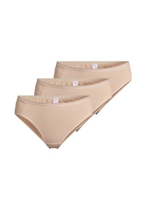 Drei beige Damen-Baumwollslips diagonal gestapelt auf weißem Hintergrund, Vorder- und Seitennähte sichtbar.