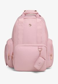 Ροζ σακίδιο πλάτης με κουβάρτα υφή, διακοσμημένο με ροζ χρυσές λεπτομέρειες, δύο πλαϊνές τσέπες, μία μπροστινή θήκη με φερμουάρ και μία μικρή αποσπώμενη θήκη.