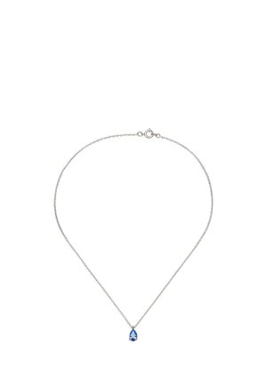 Collana a catena d'argento con un piccolo ciondolo a goccia di pietra preziosa blu al centro su sfondo bianco.