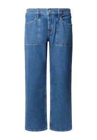 Los jeans de mezclilla azul tienen un corte de pierna ancha, cinco bolsillos y un cierre clásico de botón. La tela tiene una textura suave con detalles de costura visibles.