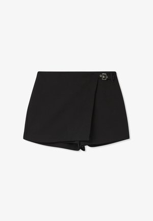 Pantaloni neri corti con un design avvolgente, caratterizzati da una rifinitura con una fibbia argentata. Realizzati in un tessuto liscio con una finitura pulita e senza motivi visibili.