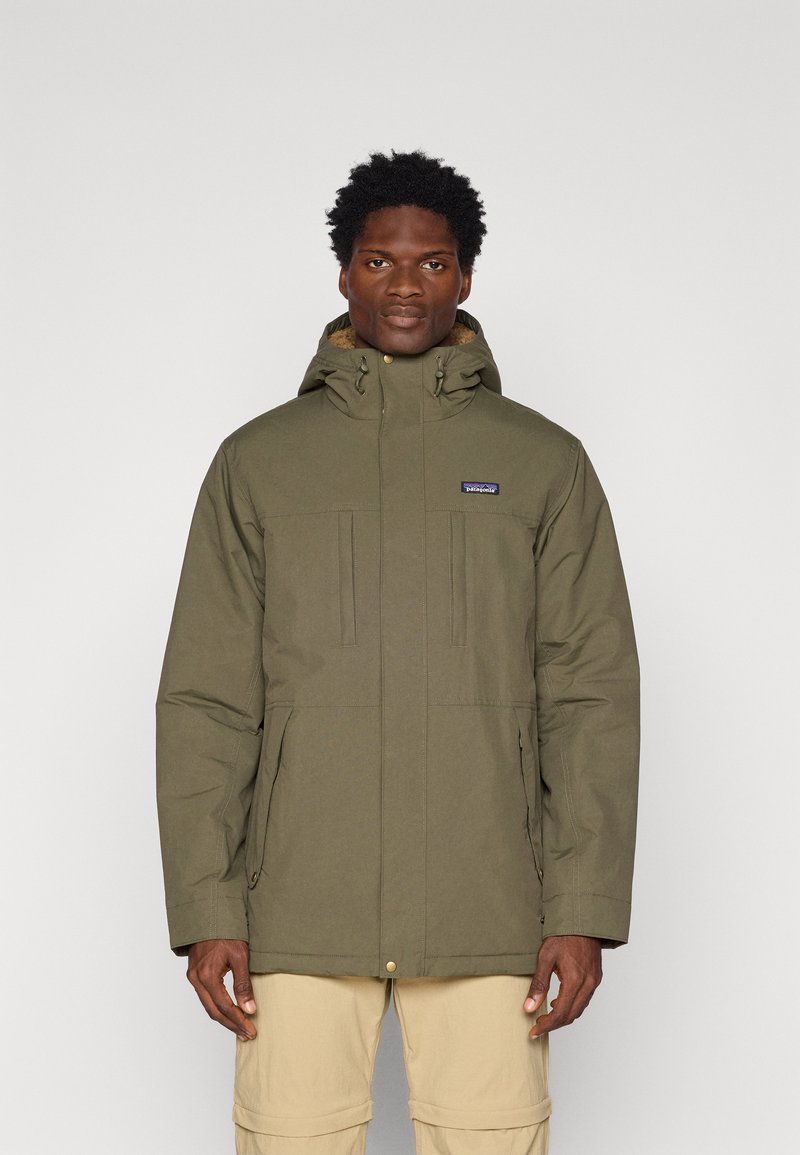 Olivengrøn vandtæt jakke med hætte, to brystlommer og fleece-foret indvendigt. Funktionelt design med lynlås og trykknaplukninger.