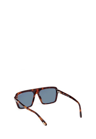 Okulary przeciwsłoneczne w kolorze żółwia z prostokątnymi soczewkami; ciemnoszare, przyciemniane soczewki; cienkie, gładkie ramiona z subtelnym logo po jednej stronie.