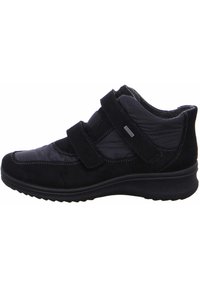 Schwarze Knöchelstiefel aus einer Kombination von glattem Synthetikmaterial und strukturiertem Wildleder. Mit zwei Klettverschlüssen und einer gepolsterten Sohle.