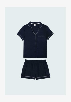Marineblauw pyjama set met korte mouwen en witte bies. Het knoopsluiting shirt heeft een borstzak; de shorts hebben een elastische tailleband en hem bies.
