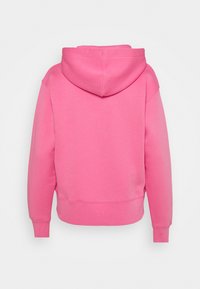 Růžová mikina s velkou kapucí, volným střihem a žebrovanými manžetami. Vyrobena z měkkého materiálu, jednoduchý design. Žádné další viditelné detaily.