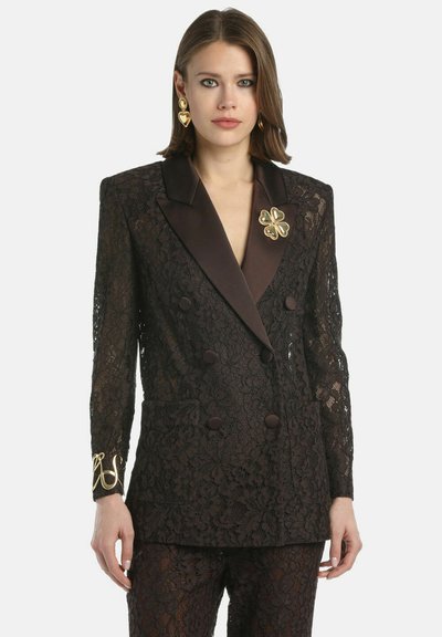 Blazer negru din dantelă, cu închidere dublă și rever din satin, cu butoane mari și broșă cu accente aurii. Prezintă mâneci lungi din dantelă și buzunare frontale.