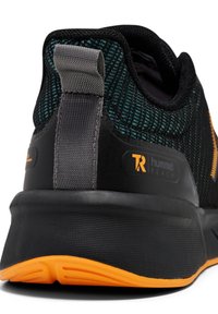 Svart atletisk sko med strukturerad meshöverdel, orange detaljer, grå bakkappa och gummisula, designad för komfort och stöd.