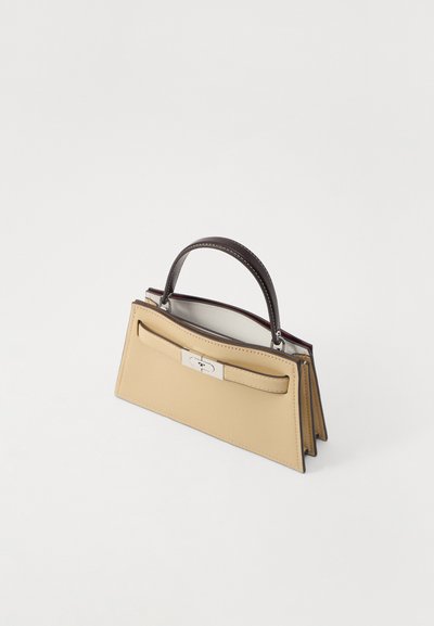 Tan læderhåndtaske med struktureret design, kort håndtag og sølvfarvet hardware. Har en frontlomme og en kontrastfarve på indersiden.