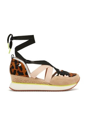 Baskets compensées avec un imprimé léopard et des accents roses. Présentent des lacets noirs, une semelle texturée et un intérieur de chaussure confortable et rembourré.