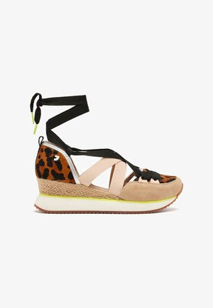 Zapatillas cuña con estampado de leopardo y acentos en rosa. Presenta cordones negros, una suela texturizada y una plantilla cómoda y acolchada.