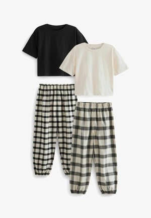 Dvé zkrácené trička v černé a krémové barvě, spárované se dvěma sadami černých a krémových kostkovaných kalhot s elastickými manžetami a pasem.