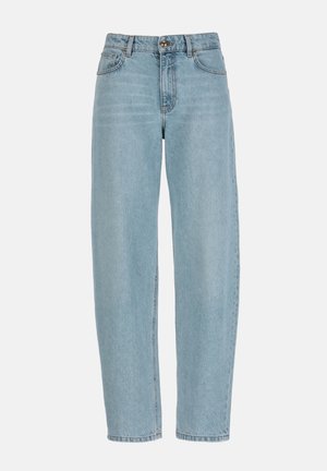 Világoskék magasderekú, egyenes szárú farmernadrág elöl gombos, cipzáras, öt zsebes kialakítással, egyszínű háttéren.