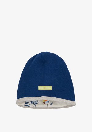 Marineblauwe beanie gemaakt van zachte stof met een grijze manchet, met een speelse wasbeerprint aan de binnenkant en een klein groen logolabel.