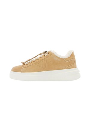 Sneaker scamosciato color sabbia con suola in gomma bianca, dotata di fodera in pelliccia sintetica, punta rotonda e lacci piatti; branding minimale visibile di lato.