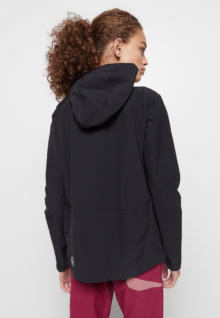 Chaqueta negra impermeable con capucha, presenta una textura de tela suave, un cuello ajustable y un acento de logo cerca del dobladillo.