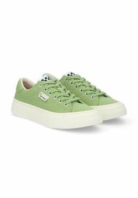 Sneaker in tela verde con suole in gomma bianca testurizzata, design con lacci e un accento a scacchi sulla linguetta. Patch del logo sul lato.