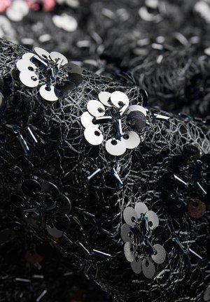 Schwarzer Spitzenstoff mit glänzenden runden Pailletten in Silber und Schwarz, durchzogen von dünnen metallischen Akzenten, die für Textur und Tiefe sorgen.