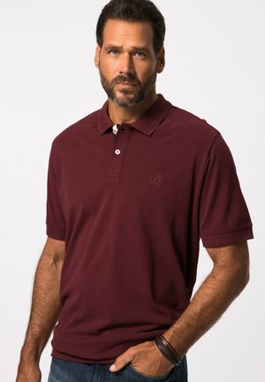 Burgrote Polohemd mit Kragen, zwei Knöpfen und einem geprägten Logo. Weicher Stoff mit kurzen Ärmeln und lockerer Passform.