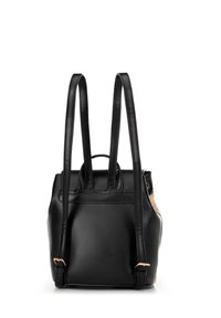 Mochila de cuero negro con dos correas ajustables, textura suave, forma estructurada, con un panel lateral estampado y acentos metálicos.