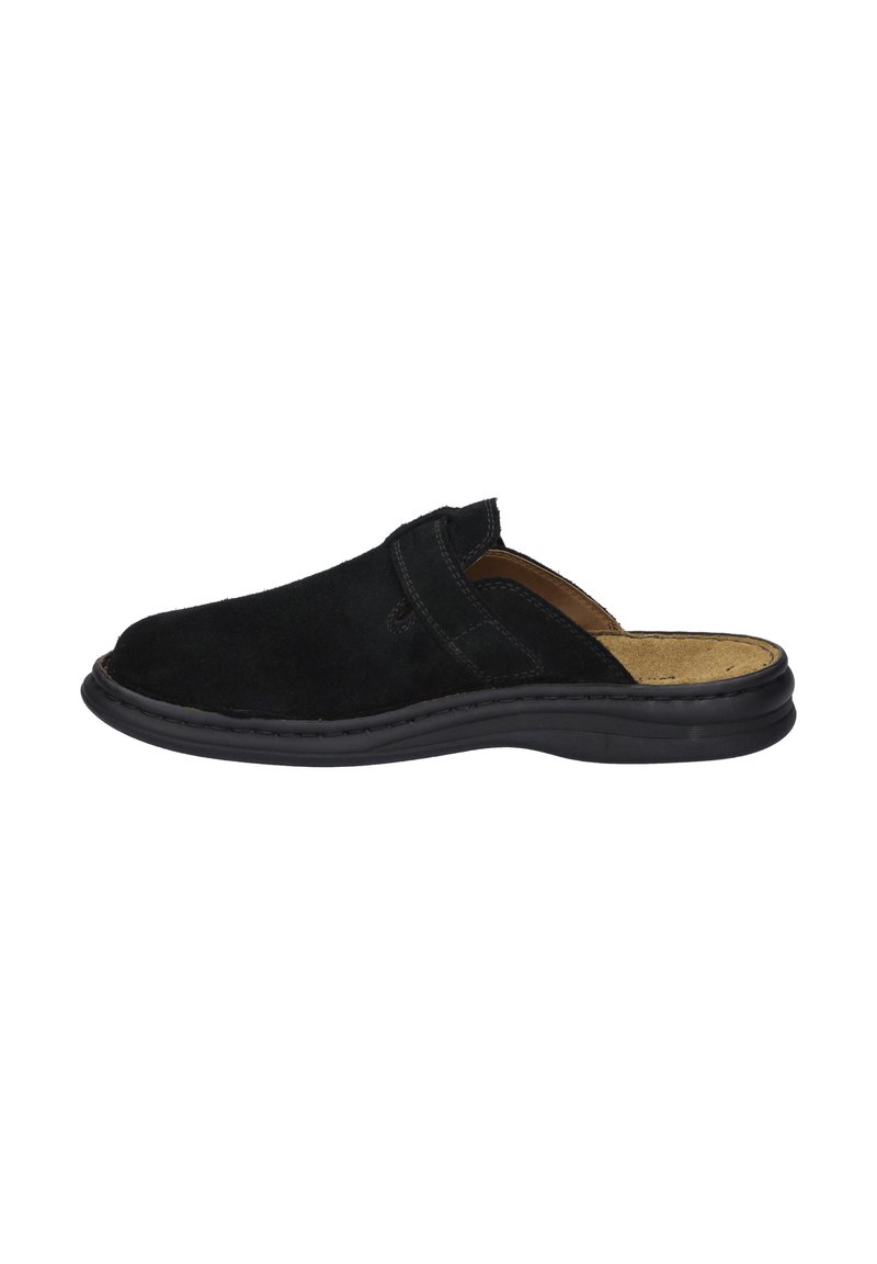 Scarpa nera in suede, slip-on, con punta rotonda, soletta imbottita e suola in gomma. Presenta un dettaglio cucito lungo il bordo.