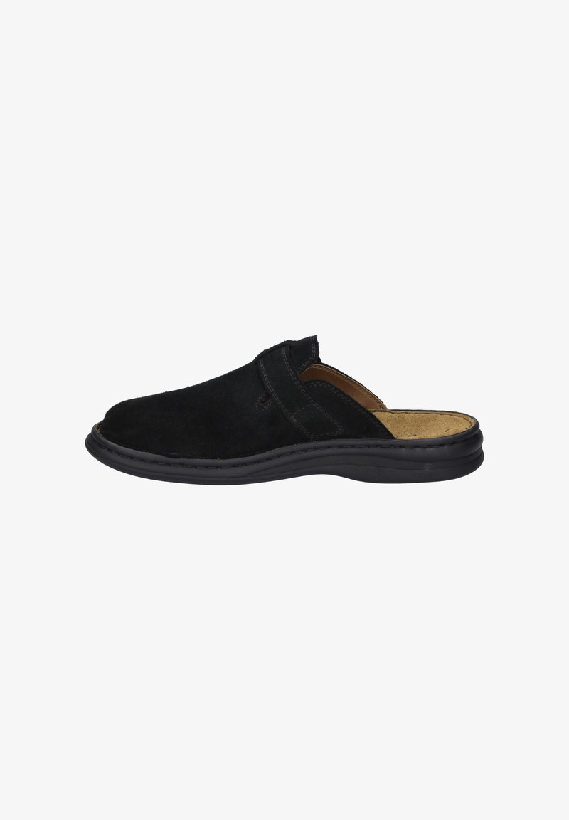 Scarpa nera in suede, slip-on, con punta rotonda, soletta imbottita e suola in gomma. Presenta un dettaglio cucito lungo il bordo.