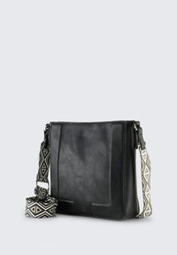 Borsa a tracolla nera in pelle con ampia tracolla regolabile, caratterizzata da motivi geometrici a triangolo in bianco, nero e beige.