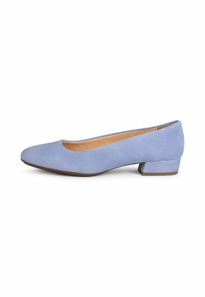 Zapato de mujer de ante azul claro con tacón bajo, puntera redonda y tacón ancho, forrado con interior marrón claro, mostrado de lado sobre fondo blanco.