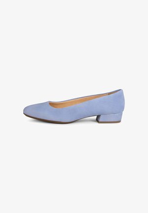 Zapato de mujer de ante azul claro con tacón bajo, puntera redonda y tacón ancho, forrado con interior marrón claro, mostrado de lado sobre fondo blanco.