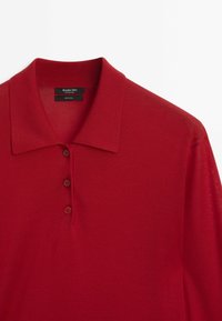 Rode wollen polo shirt met een kraag en drie knopen, gemaakt door Massimo Dutti.
