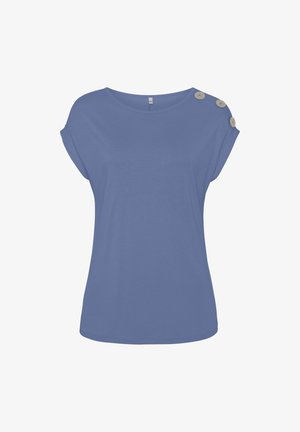 T-shirt blu a maniche corte con una texture liscia, scollatura rotonda e tre bottoni decorativi sulla spalla sinistra.