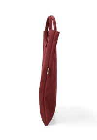 Borsa tote in feltro bordeaux con due manici corti, forma rettangolare slim, texture liscia e un elegante dettaglio con zip argentata visibile.