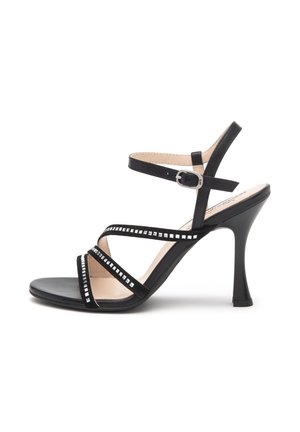 Schwarze High-Heel-Sandale mit einem Riemchen-Design, einer schlanken Silhouette und silbernen Nietenakzenten entlang der Riemen. Glatte Lederoberfläche.