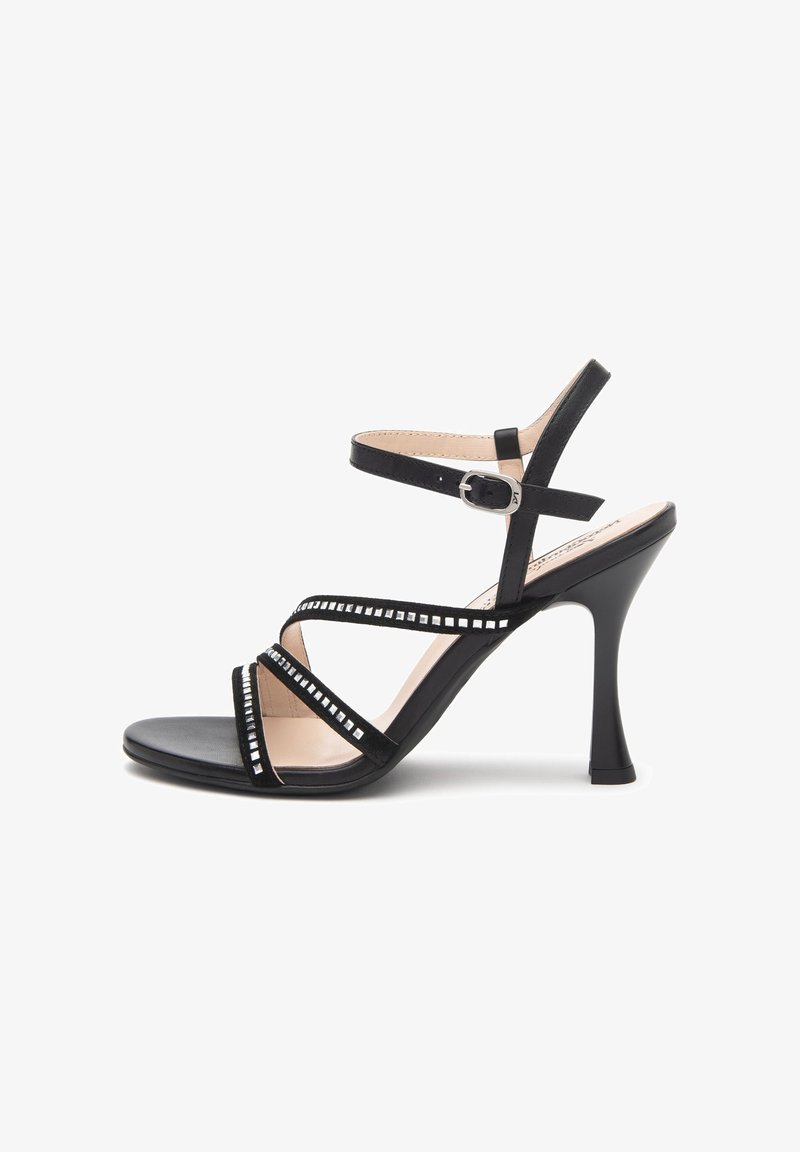 Schwarze High-Heel-Sandale mit einem Riemchen-Design, einer schlanken Silhouette und silbernen Nietenakzenten entlang der Riemen. Glatte Lederoberfläche.