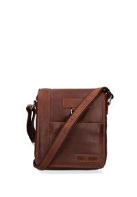 Borsa a tracolla in pelle marrone con design a pattina, tracolla regolabile, tasca frontale e dettaglio di branding in rilievo sul lato.
