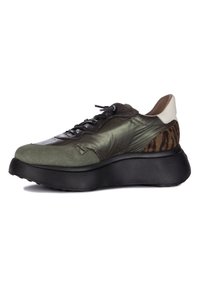 Zapatilla ligera que presenta una combinación de materiales en verde oliva y negro, con una superficie texturizada y un acento marrón con diseño en el talón.