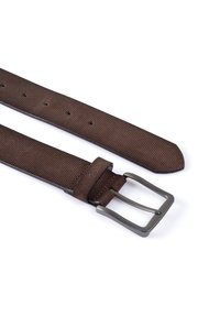 Cinturón de tela marrón con un acabado texturizado, que presenta una hebilla metálica rectangular y múltiples agujeros de ajuste a lo largo de la correa.