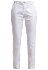Pantalon blanc slim avec fermeture à bouton et fermeture éclair, passants pour ceinture et poches latérales avant, présenté sur un fond blanc.