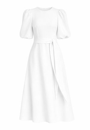 Biała sukienka midi z bufkami, dopasowaną talią, okrągłym dekoltem oraz długim paskiem zawiązanym w talii, delikatnie rozkloszowana ku dołowi.