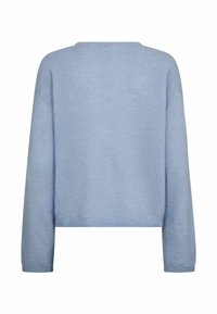 Világoskék, hosszú ujjú kötött pulóver egyszerű, kerek nyakkivágással, hátulról, fehér háttér előtt.