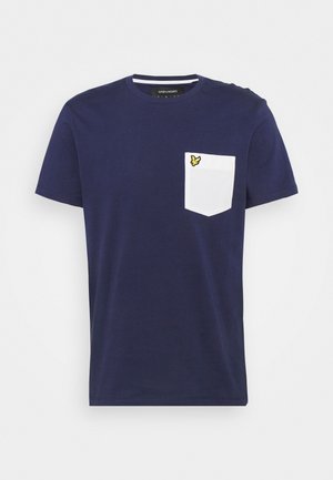 Marinblå bomull t-shirt med en vit ficka som har en gul broderad logotyp. Korta ärmar och en klassisk rund halsringning.
