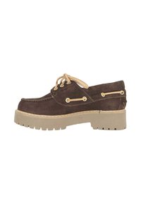 Scarpa in suede marrone con lacci e asole beige. Suola spessa e strutturata beige con scanalature, punta rotonda e dettagli di cucitura visibili.
