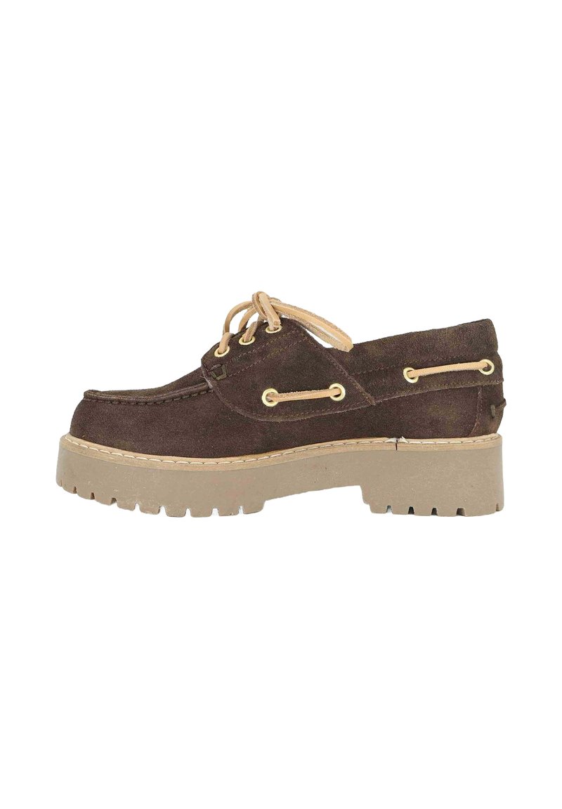 Scarpa in suede marrone con lacci e asole beige. Suola spessa e strutturata beige con scanalature, punta rotonda e dettagli di cucitura visibili.