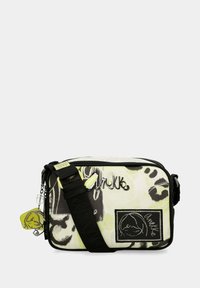 Bolso bandolera con un estampado gráfico en blanco y negro, con un acento amarillo, correa ajustable y detalle de logo decorativo.