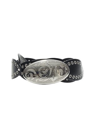 Schwarzer Leder-Gürtel mit einer strukturierten silbernen ovalen Schnalle mit floralen Gravuren, akzentuiert von Metallnieten am Riemen.